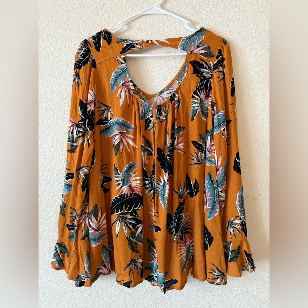 NWT Boutique Flowy Tropical Open back long sleeve top - Picture 2 of 5